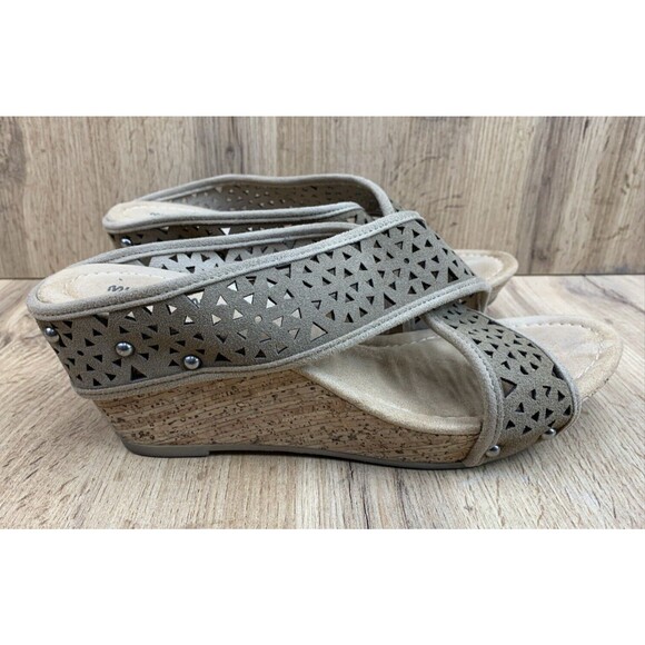 Minnetonka Platform Wedge Eyelet Sandals Women's Size 10 Brown Suede Leather - Picture 2 of 15